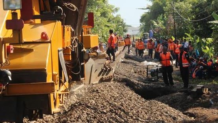 2.000 Kubik Batu Kricak Digunakan Perbaiki Trek Akibat Banjir di Pasuruan