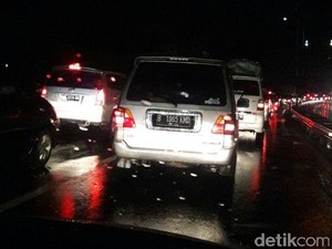 Gerbang Tol Merak Mulai Padat, Antrean 1 KM