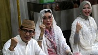 Bakal calon gubernur DKI Jakarta Sandiaga Uno (kiri) bersama ibunda Mien Uno (tengah) dan istri Nur Asia Uno, saat acara buka puasa bersama di Rumah Kreatif Uno, di Jakarta, Kamis (30/6/2016). Pool/Tim Sandiaga Uno.