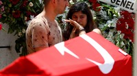 Isak tangis keluarga dan kerabat mengiringi pemakaman jenzah. REUTERS/Osman Orsal.