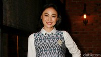 Ia mengenakan kemeja putih yang dipadu busana tenun dan sepatu putih. Pool/Gus Mun/detikFoto.