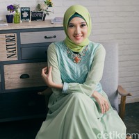 Wardrobe: Zoya. Fotografer: Denny Tjan. Makeup Artist: Zoya. Lokasi: Twin House Restaurant, Jl Cipete Raya No.1A, Cipete, Cilandak, Jakarta Selatan. Stylist: Arina Yulistara & Daniel Ngantung. Model: Dhini Aminarti.