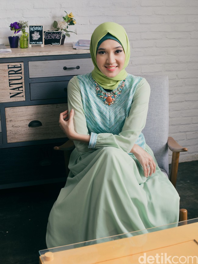 Wardrobe: Zoya. Fotografer: Denny Tjan. Makeup Artist: Zoya. Lokasi: Twin House Restaurant, Jl Cipete Raya No.1A, Cipete, Cilandak, Jakarta Selatan. Stylist: Arina Yulistara & Daniel Ngantung. Model: Dhini Aminarti.