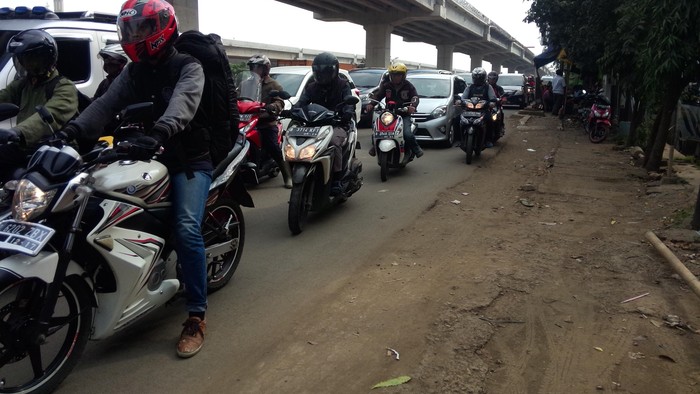 Jl Kalimalang Mulai Diserbu Pemotor yang Meninggalkan Jakarta