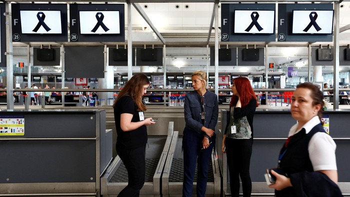 Usai Teror Bom, Pengunjung Berfoto di Bandara Istanbul yang Masih Mencekam