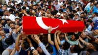 Jenazah Habibullah Sefer, korban bom di bandara Ataturk dimakamkan di Istanbul. REUTERS/Osman Orsal.