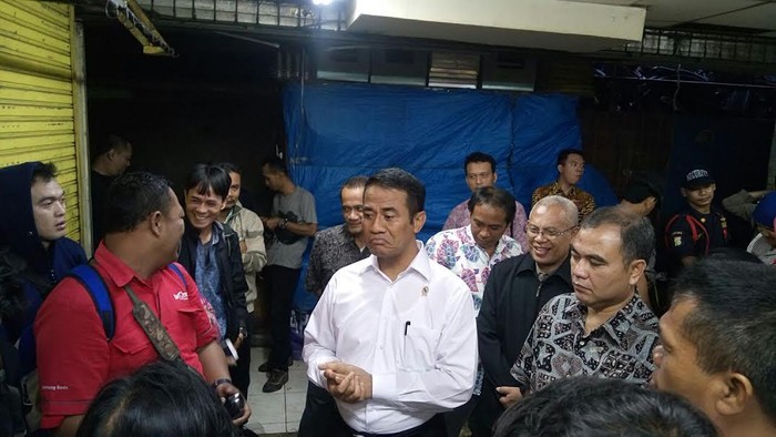 Selepas Sahur, Mentan Blusukan Cek Daging Sapi di Pasar Jatinegara