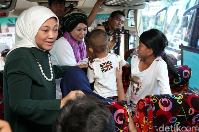 Hijab segi empat yang dipakai Ida juga selalu berwarna senada dengan busana yang ia pakai. Biasanya ia tampil mengenakan atasan formal dan dipermanis dengan aksesori. Foto: Agung Pambudhy
