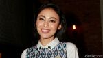 Whulandary Herman Tampil Preppy Berbusana Tenun