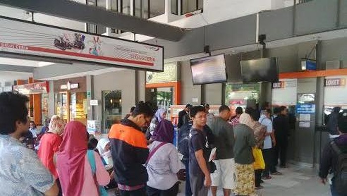 Kereta Dibatalkan, Penumpang Refund di Stasiun Gubeng