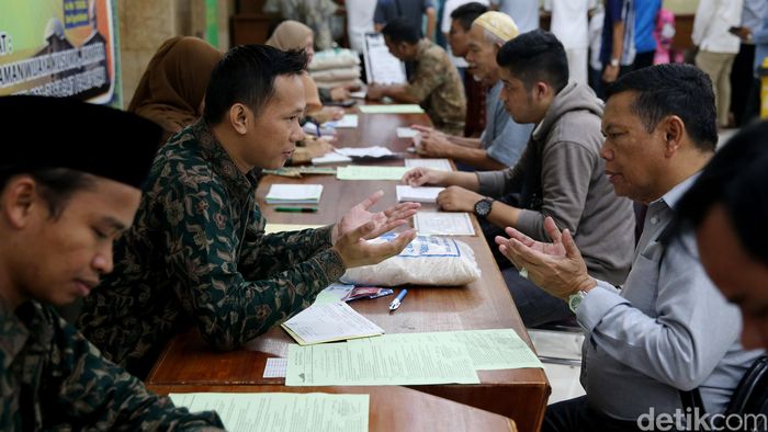 Ilustrasi Membayar Zakat/Foto: Ari Saputra Ilustrasi Membayar Zakat/Foto: Ari Saputra