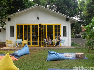 Berpiknik di Bawah Rindangnya Pohon ala Restoran Twin House
