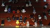 Warga beristirahat seusai salat Jumat di Masjid Istiqlal.