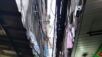 Foto: Jika lapar setelah jalan kaki keliling favela, traveler bisa bersantap sekaligus istirahat sejenak di restoran. Ada beberapa tempat makan di dalam gang-gang sempit (Ken Yunita/detikTravel)