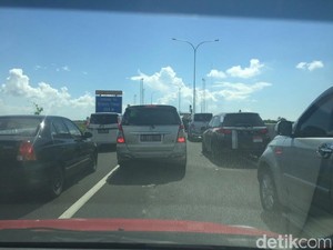Pintu Tol Brebes Barat Ditutup, Kendaraan Pemudik Mengular 13 Km di Brexit
