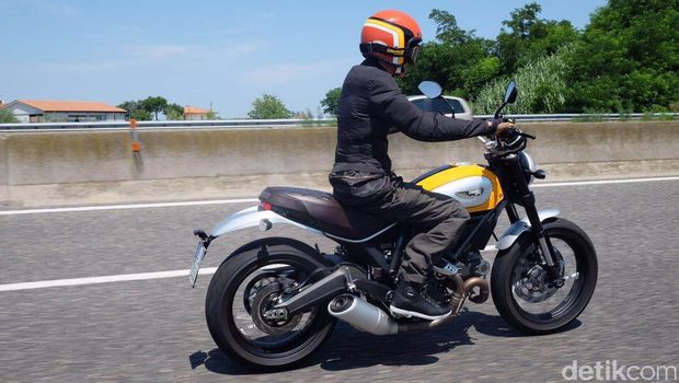 detikOto di tol Italia