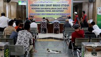 Masjid Istiqlal mengumpulkan zakat untuk dibagikan kepada para penerima zakat (mustahiq). Kegiatan tersebut juga dapat dilakukan di masjid-masjid lain maupun lembaga serupa di berbagai tempat.