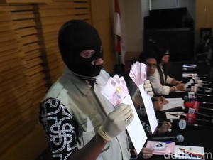 Perantara Suap ke Santoso Bungkam Saat Dicecar soal Uang ke Majelis Hakim