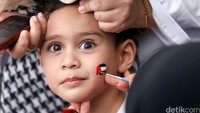 Aksi tersebut juga tampak diikuti anak kecil. 