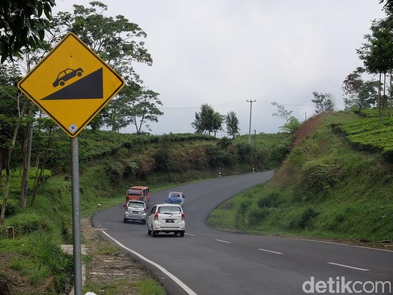 Jalan tanjakan Foto: Baban/detikcom Jalan tanjakan Foto: Baban/detikcom