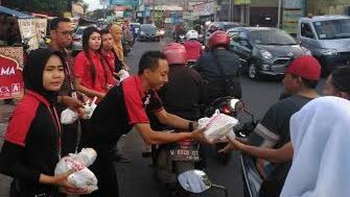 Pemudik dan Pengguna Jalan Dibuat Sumringah Dapat Takjil