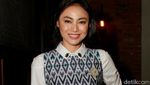 Whulandary Herman Tampil Preppy Berbusana Tenun