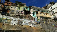 Foto: Rumah yang saling berdempetan di favela. Gang-gang sempit juga ada banyak di sini (Ken Yunita/detikTravel)