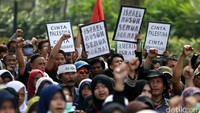 Dalam aksinya mereka tampak membawa poster dan spanduk. 