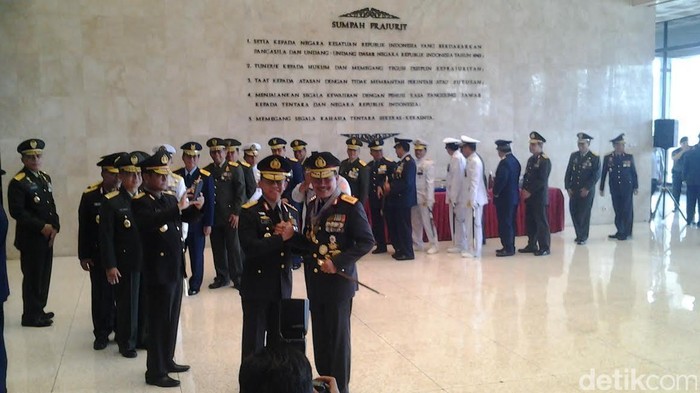 Jenderal Badrodin Dianugerahi Tanda Jasa dari TNI