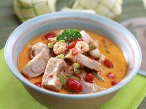 Sepiring Ketupat Komplet, Berapa Kalorinya Ya?