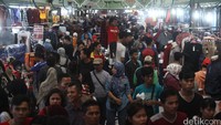Foto ini menunjukkan padatnya pengunjung di kawasan perbelajaan Blok M, Jakarta Selatan, pada 2016 lalu, tepatnya saat momen Ramadhan. 4 hari menjelang hari raya Idul Fitri 1437 H tempat ini terus dipadati pengunjung yang ingin berbelanja pakaian. Dengan harga yang terjangkau pengunjung dapat membeli berbagai macam jenis pakaian disini. Grandyos Zafna