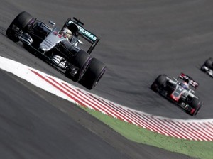 Hamilton Rebut Pole