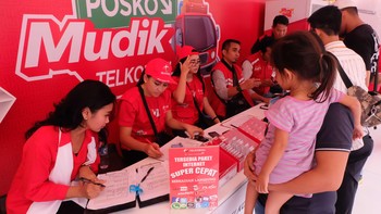 Posko mudik Telkomsel Siaga jadi salah satu tempat yang menawarkan berbagai fasilitas menggiurkan tersebut. Seperti posko mudik yang berada di KM 57 jalur tol Cikampek ini. Foto: Telkomsel