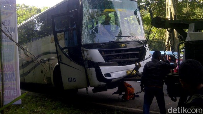 Rem Blong, Bus Pemudik Tabrak Pohon di Nagreg