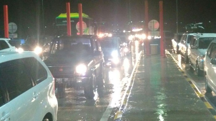 Diguyur Hujan, Antrean di Brexit Mengular Hingga 12 Km