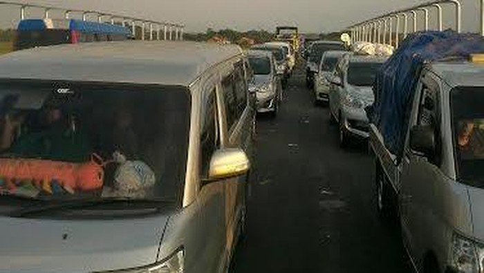 Exit Tol Brebes Barat Menuju Pantura Macet Total