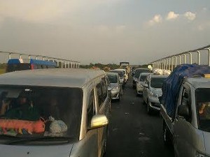 Exit Tol Brebes Barat Menuju Pantura Macet Total