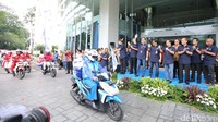Presiden Direktur PT Astra International Tbk Prijono Sugiarto didampingi Direktur Astra Paulus Bambang, CEO Astra World Bambang Gunawan dan Chief of Corporate Information System & Technology Astra Benny Halim saat meluncurkan aplikasi ANAVIGO pada acara peresmian sekaligus pelepasan armada yang bertugas selama Astra Holiday Campaign (AHC) 2016 di Jakarta.