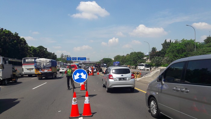 Penampakan Contraflow di KM 32 Tol Cikampek