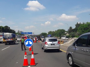 Penampakan Contraflow di KM 32 Tol Cikampek