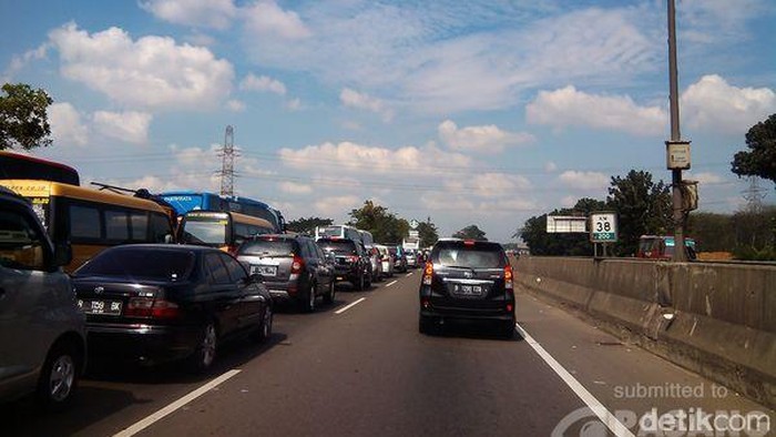 Arus Tol Jakarta-Cikampek Macet dari KM 36 Hingga Rest Area 57