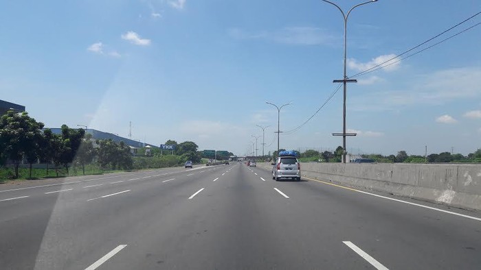 Zuhur Tiba, Kilometer Awal Tol Cikampek Masih Lancar