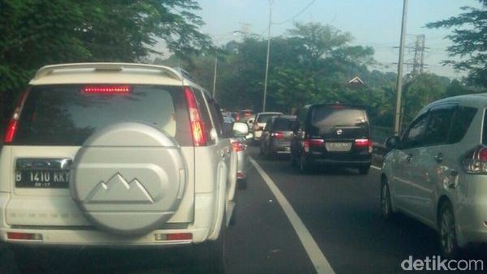 Pagi ini Kendaraan Menumpuk ke arah Pintu Keluar Tol Merak