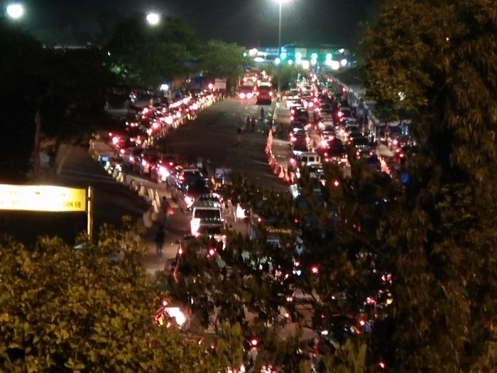 Kendaraan Menuju Pelabuhan Merak Mengular Dipadati Pemudik