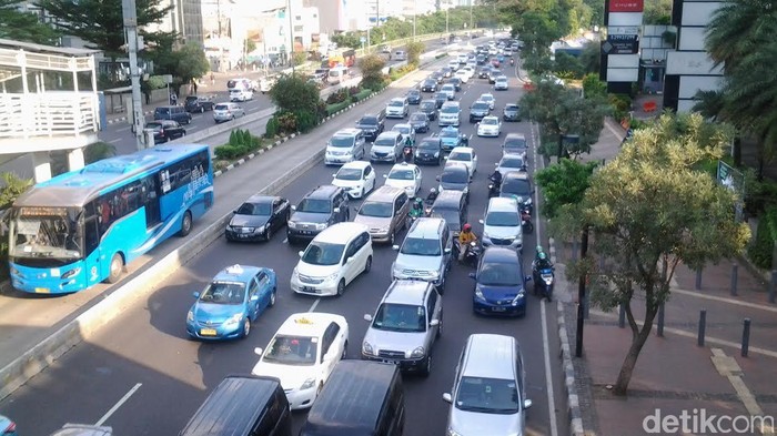 Jelang Berbuka, Arus Lalu Lintas di Jakarta Padat Terutama ke Menuju Mal