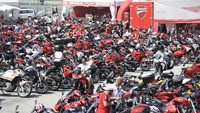 Mereka tetap santun mengendarai motornya, tidak membunyikan selongsong gas secara berlebihan.