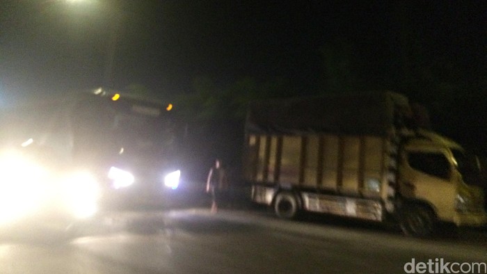 Kendaraan Parkir di Bahu Keluar Rest Area KM 57 Tol Karawang