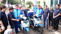 .Presiden Direktur PT Astra International Tbk Prijono Sugiarto bersama direksi Astra melepas armada yang bertugas selama Astra Holiday Campaign (AHC) 2016 di Jakarta.