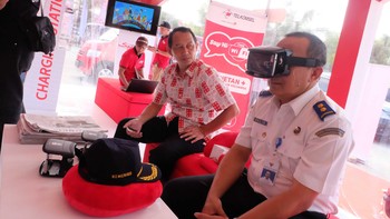 Nah, ini salah satu pojok hiburan yang bisa dicoba pemudik, virtual reality! Foto: Telkomsel