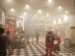 Asap Tebal Membubung di Lantai 3 Plaza Surabaya, Pengunjung Berhamburan